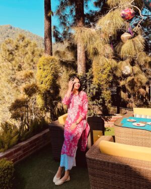 Kamya Ahlawat Instagram - A warm and sunny rendezvous with them cold hills. 🌞🌸
