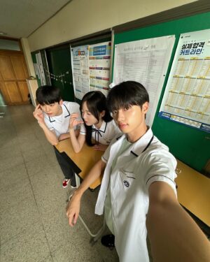 Kang Na-eon Instagram - 아싸 지은이와 가언고 인싸 of 인싸들.. 🥹
11/18 부터 @netflixkr 에서도 만나요🏫💙