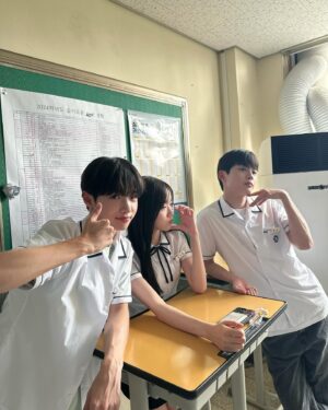 Kang Na-eon Instagram - 아싸 지은이와 가언고 인싸 of 인싸들.. 🥹
11/18 부터 @netflixkr 에서도 만나요🏫💙