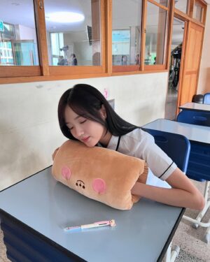Kang Na-eon Instagram - 아싸 지은이와 가언고 인싸 of 인싸들.. 🥹
11/18 부터 @netflixkr 에서도 만나요🏫💙