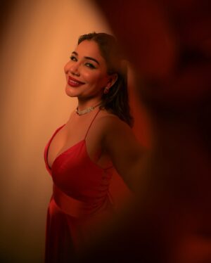 Kangna Sharma Instagram - Hey wassup insta peeps ❤️❤️Here my all Red is for you ❤️

Outfit - @the_simsstudio @seema_patel30 
Styling by - @tiara_gal 
Jwellary by - @the_jewel_gallery 
Photograper - @lsd.photography.official 
Makeup&hair- @makeup_asfaque