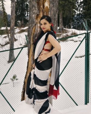 Kanika Maheshwari Instagram - Cold hands, warm heart, and a fire that even the snow can’t put out.❄️🔥 

Bow: @loveknots_in 

#saree #sareelove #redsaree #bollywood #snow #fyp #trending #kashmir #redbow #travel #yrf #scenic #iconic #bollywooddreams #mountains #sareelovers #yashraj #bollyqueen #indianwear #miniswitzerland #bow #sareenotsorry #naturephotography #wanderlust #travelphotography #bollywoodsongs #sonmarg #gulmarg #kashmirvalley #kanikamaheshwari