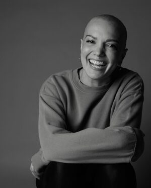 Kara Lindsay Instagram - My new lewk. G.I. Kara?

Thank you all for sending your support and love! It means so much🥹
Cancer sucks. And it affects so many of us either directly or indirectly. I still have more to do on this road to recovery. I can’t wait for it all to be behind me. For now, the only thing I have control over is how I walk through this. Walking through with my bald head held high! 

Thank you to @jennyandersonphoto and @katnejatbeauty for these wonderful photos. You’re angels. 

Fam and I will be off to Disney in a few days and I cannot wait!