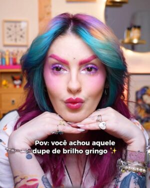 Karen Bachini Instagram - Quer saber meu segredo? É que eu uso o novo EcoBrilho da @vizzelaoficial! São 6 cores super brilhantes e versáteis, para todos os moods, principalmente para o de carnaval, né? 😍 E o mais legal é que o EcoBrilho é composto por micas, e não por plástico - perfeito para brilhar de forma consciente! Aproveita meu cupom KARENBACHINI15 para ganhar 15% off em todo o site da marca 💖 #VIZZELA