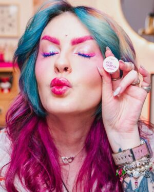 Karen Bachini Instagram - Quer saber meu segredo? É que eu uso o novo EcoBrilho da @vizzelaoficial! São 6 cores super brilhantes e versáteis, para todos os moods, principalmente para o de carnaval, né? 😍 E o mais legal é que o EcoBrilho é composto por micas, e não por plástico - perfeito para brilhar de forma consciente! Aproveita meu cupom KARENBACHINI15 para ganhar 15% off em todo o site da marca 💖 #VIZZELA