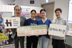 Karena Lam Kar-Yan Instagram - 【奧比斯學生大使運動2024-25】開展第一波🔥 
 
奧比斯中學活動「學生大使運動」2024-25有超過60隊來自50間唔同學校嘅同學參加😆！今日我哋順利舉行咗第一波聯校活動 —「與奧比斯對話」交流會✨。
我哋邀請咗青年成長伙伴 #協成行發展有限公司 董事總經理方文雄先生，銅紫荊星章，太平紳士，為今屆所有同學打氣。會上仲有奧比斯光明大使 @karenalamkayan ，同埋啱啱去完海外救盲之旅嘅學生大使Edith同Oscar，一齊喺台上分享奧比斯偏遠醫療工作嘅所見所聞😲！
打氣儀式進行之後，過百位奧比斯學生大使走入牛棚藝術村進行City Hunt定向挑戰🧠🏋️‍♂️！ 
 
挑戰第一步☝🏻
跳出舒適圈，互相交流認識，擴闊社交圈子⭕️
挑戰第二步✌🏻
互相補足，發揮團隊合作精神✨，協力完成各項障礙挑戰💪🏻 
 
見到大家係短短嘅時間入面唔單止玩得好投入，仲玩到唔捨得走，真係好開心🤣！
衷心感謝青年成長伙伴 #協成行發展有限公司 嘅鼎力支持, 貢獻力量助學生成長及發展，讓他們可以創造屬於自己嘅「睛」彩未來！

嚟緊1月份，奧比斯好快就會喺 #香港城市大學 舉行第二波聯校黑暗體驗，屆時希望同學們一樣全情投入🏋️‍♂️💃🧠! 奧比斯「學生大使運動」世一‼️ 奧比斯亦將舉行更多「睛」彩 嘅 校園護眼活動，敬請期待🔥❤️ 。
 
#奧比斯 #青年成長伙伴 #協成行發展有限公司 | @livingaestheticshk #學生大使運動 #課外活動 #海外救盲 #中學