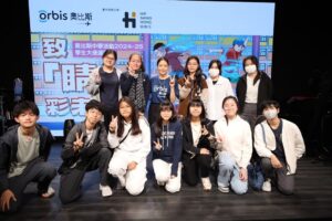 Karena Lam Kar-Yan Instagram - 【奧比斯學生大使運動2024-25】開展第一波🔥 
 
奧比斯中學活動「學生大使運動」2024-25有超過60隊來自50間唔同學校嘅同學參加😆！今日我哋順利舉行咗第一波聯校活動 —「與奧比斯對話」交流會✨。
我哋邀請咗青年成長伙伴 #協成行發展有限公司 董事總經理方文雄先生，銅紫荊星章，太平紳士，為今屆所有同學打氣。會上仲有奧比斯光明大使 @karenalamkayan ，同埋啱啱去完海外救盲之旅嘅學生大使Edith同Oscar，一齊喺台上分享奧比斯偏遠醫療工作嘅所見所聞😲！
打氣儀式進行之後，過百位奧比斯學生大使走入牛棚藝術村進行City Hunt定向挑戰🧠🏋️‍♂️！ 
 
挑戰第一步☝🏻
跳出舒適圈，互相交流認識，擴闊社交圈子⭕️
挑戰第二步✌🏻
互相補足，發揮團隊合作精神✨，協力完成各項障礙挑戰💪🏻 
 
見到大家係短短嘅時間入面唔單止玩得好投入，仲玩到唔捨得走，真係好開心🤣！
衷心感謝青年成長伙伴 #協成行發展有限公司 嘅鼎力支持, 貢獻力量助學生成長及發展，讓他們可以創造屬於自己嘅「睛」彩未來！

嚟緊1月份，奧比斯好快就會喺 #香港城市大學 舉行第二波聯校黑暗體驗，屆時希望同學們一樣全情投入🏋️‍♂️💃🧠! 奧比斯「學生大使運動」世一‼️ 奧比斯亦將舉行更多「睛」彩 嘅 校園護眼活動，敬請期待🔥❤️ 。
 
#奧比斯 #青年成長伙伴 #協成行發展有限公司 | @livingaestheticshk #學生大使運動 #課外活動 #海外救盲 #中學