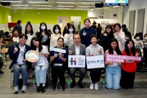 Karena Lam Kar-Yan Instagram - 【奧比斯學生大使運動2024-25】開展第一波🔥 
 
奧比斯中學活動「學生大使運動」2024-25有超過60隊來自50間唔同學校嘅同學參加😆！今日我哋順利舉行咗第一波聯校活動 —「與奧比斯對話」交流會✨。
我哋邀請咗青年成長伙伴 #協成行發展有限公司 董事總經理方文雄先生，銅紫荊星章，太平紳士，為今屆所有同學打氣。會上仲有奧比斯光明大使 @karenalamkayan ，同埋啱啱去完海外救盲之旅嘅學生大使Edith同Oscar，一齊喺台上分享奧比斯偏遠醫療工作嘅所見所聞😲！
打氣儀式進行之後，過百位奧比斯學生大使走入牛棚藝術村進行City Hunt定向挑戰🧠🏋️‍♂️！ 
 
挑戰第一步☝🏻
跳出舒適圈，互相交流認識，擴闊社交圈子⭕️
挑戰第二步✌🏻
互相補足，發揮團隊合作精神✨，協力完成各項障礙挑戰💪🏻 
 
見到大家係短短嘅時間入面唔單止玩得好投入，仲玩到唔捨得走，真係好開心🤣！
衷心感謝青年成長伙伴 #協成行發展有限公司 嘅鼎力支持, 貢獻力量助學生成長及發展，讓他們可以創造屬於自己嘅「睛」彩未來！

嚟緊1月份，奧比斯好快就會喺 #香港城市大學 舉行第二波聯校黑暗體驗，屆時希望同學們一樣全情投入🏋️‍♂️💃🧠! 奧比斯「學生大使運動」世一‼️ 奧比斯亦將舉行更多「睛」彩 嘅 校園護眼活動，敬請期待🔥❤️ 。
 
#奧比斯 #青年成長伙伴 #協成行發展有限公司 | @livingaestheticshk #學生大使運動 #課外活動 #海外救盲 #中學