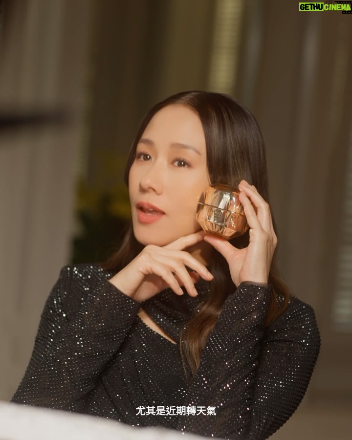 Karena Lam Kar-Yan - 249 Likes - 「晚上對我來說是很關鍵時刻,把當日的所有情緒放下,迎接新一天」,#VogueHongKong 獨家專訪 @KarenaLamKaYan ,探討着她的晚間美容儀式。她直言忙碌的日程之中最需要高效晚霜,而 @CleDePeauBeaute 殿堂級面霜LA CRÈME正是她不可缺少的護膚品。LA CRÈME自推出多年一直成為美容界中的標誌性晚霜,來到第8代更加隨着不斷進步的科研和成分打造出屹立不倒的位置。擁有「細胞專家」之稱的Clé de Peau Beauté透過突破性的肌膚微血管科研把面霜提升至新高度,能夠精準感知肌底衰老源頭,激活三重幹細胞做到徹夜定點賦活細胞再生,在睡眠期間肌膚細胞重拾年輕彈性,把每一個晚上成為修復肌膚的真正時光。同時林嘉欣亦分享了LA CRÈME如何在冬天時令她的肌膚變得更飽滿,以最真實的感想大談她的美容秘訣。
In an exclusive interview with Vogue Hong Kong, Karena Lam reveals her nightly beauty ritual. She says her busy schedule calls for a high-performance night cream, and Clé de Peau Beauté’s LA CRÈME is just what she needs to get the most out of her skincare regime. With over 60 rare and highly effective ingredients, LA CRÈME activates cellular regeneration overnight, helping Karena’s skin look full and smoother during the winter.
Beauty Director: Ceci Wong
Videographers: Matthew Ma, Harold Lau
Stylist: Sean K
Makeup Artist:Will Wong
Hair Stylist:Kristy Cheng
Producer: Carman Lam
Video Editor: Harold Lau
On-site Coordination: Kate Ho, Mark Wong, Jeremy Tong
Stylist assistant: Karen T
Venue: The Peninsula Hong Kong
#voguehkbeauty #LaCreme #臻緻再生高效面霜