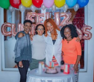 Karent Hinestroza Instagram - La vida recientemente. 🌻

[Memorias de los cumple🎉] 

Gente amada; familia, gracias.❤️ 

1. Amado mío 
2. Hermanas mías 
3. Manitas 
4. Mamá 
5. Mamás 
6. Papás 
7. Papá
8. Esposo
9. Hermanxs 
10. Mis dos bebés

📷: @hairfer2010

#life #happylife #gratefulforyouall #mifamilia #gracias #newjourney #karenthinestroza