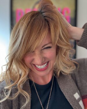 Kari Byron Instagram - The second I finish an interview and get off camera, I immediately mess up my hair. I am a forever messy hair girl. I hate copious amounts of hair spray keeping me in place.