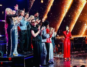 Karima Charni Instagram - ✨ Il était une fin ✨

Merci à tous pour votre fidélité à la Star Academy!
Merci pour vos messages, vos sourires sur les primes ou encore les pancartes à nos retours au château 💐💕

Merci à chacune des personnes qui travaillent sur cette émission, aux incroyables humains qui forment le corps professoral, des cadreurs aux rédacteurs, du digital à la communication, les monteurs, les scripts, les producteurs, les assistants real, les réalisateurs, les éclairagistes, mon équipe HMC, les danseurs, aux coord les fées…nous sommes si nombreux mais un grand merci à chacun d entre vous, vous faites cette émission ✨🫶🏽

À ceux qui ont vécu leurs rêves sous nos yeux: vous 15 @marinedmusique @ebonyqueensheba @francklenar @cha_doree26 @ulyssesaragasmusic @margueritecommelafleur_ @maureenvltt @maia_wojcik @sweetjuliemusic @masseobnt @emmaaamusic__ @noah_bsnr @db.toto @whozpaulmiles @maylis_rd : vous avoir vu grandir pendant 3 mois et demi, vous épanouir et vous envoler fut un privilège. Merci pour votre confiance, pour les rires et aussi aux moments plus difficiles qui ont forgé notre complicité. Et aussi d’avoir rendu hommage à mon ami Gregory…❤️❤️❤️

La star academy n est pas une finalité mais une étape dans votre vie et vous avez tous, tous marqué l histoire de ce château. Maintenant à votre tour d écrire la suite et de nous offrir à nous le public ce pour quoi nous vous avons tant soutenu : du spectacle et de la musique, votre musique! 

Merci à toutes les équipes d @endemolfr @tf1 et @dmls_tv pour leur confiance ✨Quel plaisir de travailler à vos côtés. 

Merci @nikosaliagas pour…tu sais 💙

À ma sœur et agent qui a vécu cette saison intense à mes côtés @hediacharni merci 🫶🏽

Avec toute mon affection,

Karima