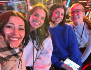 Karima Charni Instagram - ✨ Il était une fin ✨

Merci à tous pour votre fidélité à la Star Academy!
Merci pour vos messages, vos sourires sur les primes ou encore les pancartes à nos retours au château 💐💕

Merci à chacune des personnes qui travaillent sur cette émission, aux incroyables humains qui forment le corps professoral, des cadreurs aux rédacteurs, du digital à la communication, les monteurs, les scripts, les producteurs, les assistants real, les réalisateurs, les éclairagistes, mon équipe HMC, les danseurs, aux coord les fées…nous sommes si nombreux mais un grand merci à chacun d entre vous, vous faites cette émission ✨🫶🏽

À ceux qui ont vécu leurs rêves sous nos yeux: vous 15 @marinedmusique @ebonyqueensheba @francklenar @cha_doree26 @ulyssesaragasmusic @margueritecommelafleur_ @maureenvltt @maia_wojcik @sweetjuliemusic @masseobnt @emmaaamusic__ @noah_bsnr @db.toto @whozpaulmiles @maylis_rd : vous avoir vu grandir pendant 3 mois et demi, vous épanouir et vous envoler fut un privilège. Merci pour votre confiance, pour les rires et aussi aux moments plus difficiles qui ont forgé notre complicité. Et aussi d’avoir rendu hommage à mon ami Gregory…❤️❤️❤️

La star academy n est pas une finalité mais une étape dans votre vie et vous avez tous, tous marqué l histoire de ce château. Maintenant à votre tour d écrire la suite et de nous offrir à nous le public ce pour quoi nous vous avons tant soutenu : du spectacle et de la musique, votre musique! 

Merci à toutes les équipes d @endemolfr @tf1 et @dmls_tv pour leur confiance ✨Quel plaisir de travailler à vos côtés. 

Merci @nikosaliagas pour…tu sais 💙

À ma sœur et agent qui a vécu cette saison intense à mes côtés @hediacharni merci 🫶🏽

Avec toute mon affection,

Karima
