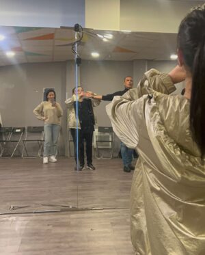 Karima Charni Instagram - Dump d’une folle semaine ✨

1) l’avant dernier prime 👗
2) dernier tournage au château 🏰
3) Au revoir 👋🏽✨🥹
4) On a travaillé avec @benjelloun_malika & @nikosaliagas 💙 
5) Elle a sorti le clip de « Mauvais garçon » Bravo @helena_blly 🫰🏽
6) Il a fait son 1er Olympia 🥹✨ @pierregarniermusique ❤️
7) Je les ai presque tous retrouvé 🤩😘 @cha_doree26 @maureenvltt @emmaaamusic__ @masseobnt @whozpaulmiles 
8) On a bien bossé avec @luciebernardoni 🤩💕
9) Après le bus, je vous présente mon nouveau taxi 😜
10) Mes jolies @ebonyqueensheba & @marinedmusique bravo pour ces 15 semaines! Vous êtes lumineuses, intelligentes et talentueuses! À vous de jouer maintenant 🔥✨🤍

Le clap de fin de la saison 2024, c’est demain à 21h10 sur @tf1 ✨