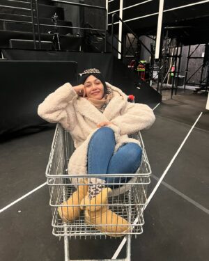 Karima Charni Instagram - Dump d’une folle semaine ✨

1) l’avant dernier prime 👗
2) dernier tournage au château 🏰
3) Au revoir 👋🏽✨🥹
4) On a travaillé avec @benjelloun_malika & @nikosaliagas 💙 
5) Elle a sorti le clip de « Mauvais garçon » Bravo @helena_blly 🫰🏽
6) Il a fait son 1er Olympia 🥹✨ @pierregarniermusique ❤️
7) Je les ai presque tous retrouvé 🤩😘 @cha_doree26 @maureenvltt @emmaaamusic__ @masseobnt @whozpaulmiles 
8) On a bien bossé avec @luciebernardoni 🤩💕
9) Après le bus, je vous présente mon nouveau taxi 😜
10) Mes jolies @ebonyqueensheba & @marinedmusique bravo pour ces 15 semaines! Vous êtes lumineuses, intelligentes et talentueuses! À vous de jouer maintenant 🔥✨🤍

Le clap de fin de la saison 2024, c’est demain à 21h10 sur @tf1 ✨