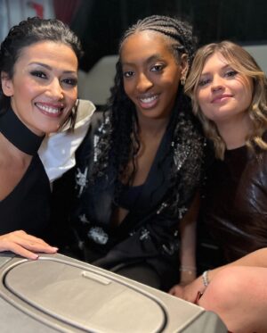 Karima Charni Instagram - Dump d’une folle semaine ✨

1) l’avant dernier prime 👗
2) dernier tournage au château 🏰
3) Au revoir 👋🏽✨🥹
4) On a travaillé avec @benjelloun_malika & @nikosaliagas 💙 
5) Elle a sorti le clip de « Mauvais garçon » Bravo @helena_blly 🫰🏽
6) Il a fait son 1er Olympia 🥹✨ @pierregarniermusique ❤️
7) Je les ai presque tous retrouvé 🤩😘 @cha_doree26 @maureenvltt @emmaaamusic__ @masseobnt @whozpaulmiles 
8) On a bien bossé avec @luciebernardoni 🤩💕
9) Après le bus, je vous présente mon nouveau taxi 😜
10) Mes jolies @ebonyqueensheba & @marinedmusique bravo pour ces 15 semaines! Vous êtes lumineuses, intelligentes et talentueuses! À vous de jouer maintenant 🔥✨🤍

Le clap de fin de la saison 2024, c’est demain à 21h10 sur @tf1 ✨