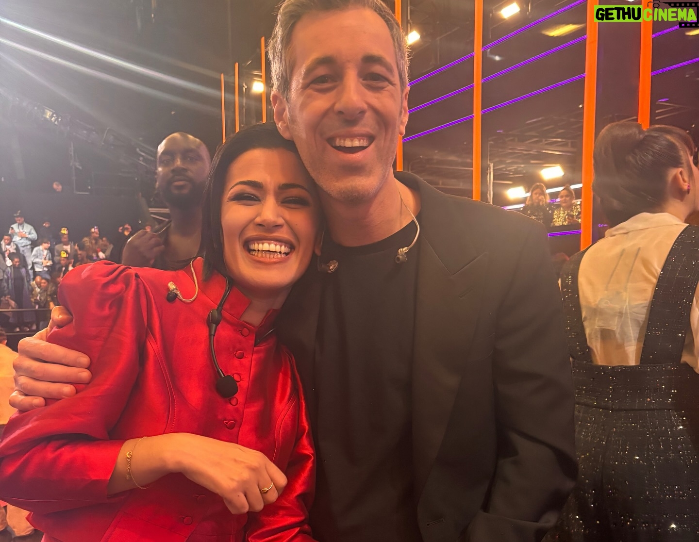 Karima Charni - 11.3K Likes - ⨠Il Ć©tait une fin āØ
Merci à tous pour votre fidélité à la Star Academy!
Merci pour vos messages, vos sourires sur les primes ou encore les pancartes Ć nos retours au chĆ¢teau šš
Merci Ć chacune des personnes qui travaillent sur cette Ć©mission, aux incroyables humains qui forment le corps professoral, des cadreurs aux rĆ©dacteurs, du digital Ć la communication, les monteurs, les scripts, les producteurs, les assistants real, les rĆ©alisateurs, les Ć©clairagistes, mon Ć©quipe HMC, les danseurs, aux coord les fĆ©esā¦nous sommes si nombreux mais un grand merci Ć chacun d entre vous, vous faites cette Ć©mission āØš«¶š½
Ć ceux qui ont vĆ©cu leurs rĆŖves sous nos yeux: vous 15 @marinedmusique @ebonyqueensheba @francklenar @cha_doree26 @ulyssesaragasmusic @margueritecommelafleur_ @maureenvltt @maia_wojcik @sweetjuliemusic @masseobnt @emmaaamusic__ @noah_bsnr @db.toto @whozpaulmiles @maylis_rd : vous avoir vu grandir pendant 3 mois et demi, vous Ć©panouir et vous envoler fut un privilĆØge. Merci pour votre confiance, pour les rires et aussi aux moments plus difficiles qui ont forgĆ© notre complicitĆ©. Et aussi dāavoir rendu hommage Ć mon ami Gregoryā¦ā¤ļøā¤ļøā¤ļø
La star academy n est pas une finalité mais une étape dans votre vie et vous avez tous, tous marqué l histoire de ce château. Maintenant à votre tour d écrire la suite et de nous offrir à nous le public ce pour quoi nous vous avons tant soutenu : du spectacle et de la musique, votre musique!
Merci Ć toutes les Ć©quipes d @endemolfr @tf1 et @dmls_tv pour leur confiance āØQuel plaisir de travailler Ć vos cĆ“tĆ©s.
Merci @nikosaliagas pourā¦tu sais š
Ć ma sÅur et agent qui a vĆ©cu cette saison intense Ć mes cĆ“tĆ©s @hediacharni merci š«¶š½
Avec toute mon affection,
Karima