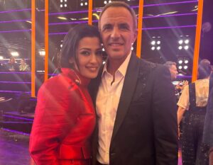 Karima Charni Instagram - ✨ Il était une fin ✨

Merci à tous pour votre fidélité à la Star Academy!
Merci pour vos messages, vos sourires sur les primes ou encore les pancartes à nos retours au château 💐💕

Merci à chacune des personnes qui travaillent sur cette émission, aux incroyables humains qui forment le corps professoral, des cadreurs aux rédacteurs, du digital à la communication, les monteurs, les scripts, les producteurs, les assistants real, les réalisateurs, les éclairagistes, mon équipe HMC, les danseurs, aux coord les fées…nous sommes si nombreux mais un grand merci à chacun d entre vous, vous faites cette émission ✨🫶🏽

À ceux qui ont vécu leurs rêves sous nos yeux: vous 15 @marinedmusique @ebonyqueensheba @francklenar @cha_doree26 @ulyssesaragasmusic @margueritecommelafleur_ @maureenvltt @maia_wojcik @sweetjuliemusic @masseobnt @emmaaamusic__ @noah_bsnr @db.toto @whozpaulmiles @maylis_rd : vous avoir vu grandir pendant 3 mois et demi, vous épanouir et vous envoler fut un privilège. Merci pour votre confiance, pour les rires et aussi aux moments plus difficiles qui ont forgé notre complicité. Et aussi d’avoir rendu hommage à mon ami Gregory…❤️❤️❤️

La star academy n est pas une finalité mais une étape dans votre vie et vous avez tous, tous marqué l histoire de ce château. Maintenant à votre tour d écrire la suite et de nous offrir à nous le public ce pour quoi nous vous avons tant soutenu : du spectacle et de la musique, votre musique! 

Merci à toutes les équipes d @endemolfr @tf1 et @dmls_tv pour leur confiance ✨Quel plaisir de travailler à vos côtés. 

Merci @nikosaliagas pour…tu sais 💙

À ma sœur et agent qui a vécu cette saison intense à mes côtés @hediacharni merci 🫶🏽

Avec toute mon affection,

Karima