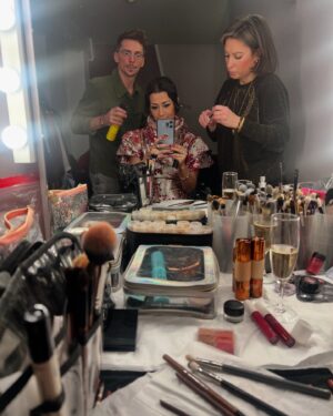 Karima Charni Instagram - 🎅🏻🎄🎁 Prime 11 🎁🎄🎅🏻

Ce soir les élèves ont carte blanche mais samedi dernier on a célébré Noël et c’était beau ✨

1) My spice boy in my spice world @nikosaliagas 🎅🏻🤶🏼❤️
2) En famille mais au boulot 🤝🏽 @hediacharni @baboucharni 🤝🏽🤍
3) Quand tu veux faire découvrir à tous les spécialités rémoises! Merci @biscuiteriedereims ✨🙏🏽😋
4) Retrouvailles avec l’incroyable @loicnottet_officiel (cette voix! Ce titre! 😍🔥)
5) @francklenar quelques secondes avant de découvrir sa surprise 🥹
6) @ebonyqueensheba juste après la sienne 🎉🥳 @tayc 
7) Tout est possible à la Star Academy n’est ce pas @marinedmusique (toujours faire attention à ce que l’on souhaite! 😉😅) 
8) Ma team de choc @sylvain.decolfmacker & @amand_makeupartist 💆🏽‍♀️💄💕
9) 💋

Rendez vous ce soir pour le dernier prime de l’année ✨

#StarAcademy #TF1