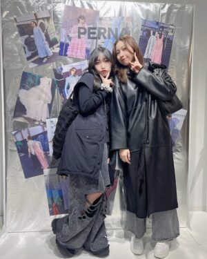 Karin Miyamoto Instagram - ♡

@perna__official さんの展示会に
@akari_uemura.official ちゃんと行ってきました🫶

お洋服可愛すぎたんだ、、

#perna 
#お洋服
#展示会
#ファッション
