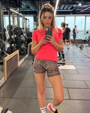 Karina Zvereva Instagram - Поднакопилось у меня селфулей из зала…А че им только в сторьках пылится? Ловите карусель 🍒 #дальшебольше w/ @yarik_coach