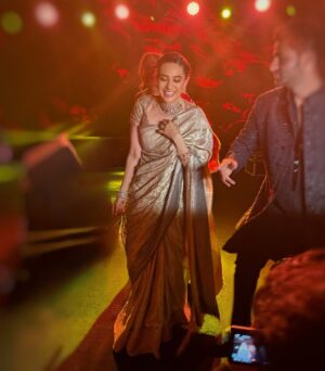 Karisma Kapoor Instagram - Dizzy in Love … शादी ❤️✨

Wearing - @taruntahiliani
Necklace - @sunita_shekhawat_jaipur
Handstacks and earrings - @khuranajewelleryhouse 
Styled by - @stylebyami