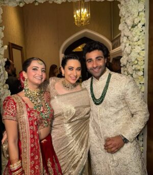 Karisma Kapoor Instagram - Dizzy in Love … शादी ❤️✨

Wearing - @taruntahiliani
Necklace - @sunita_shekhawat_jaipur
Handstacks and earrings - @khuranajewelleryhouse 
Styled by - @stylebyami