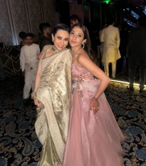 Karisma Kapoor Instagram - Dizzy in Love … शादी ❤️✨

Wearing - @taruntahiliani
Necklace - @sunita_shekhawat_jaipur
Handstacks and earrings - @khuranajewelleryhouse 
Styled by - @stylebyami