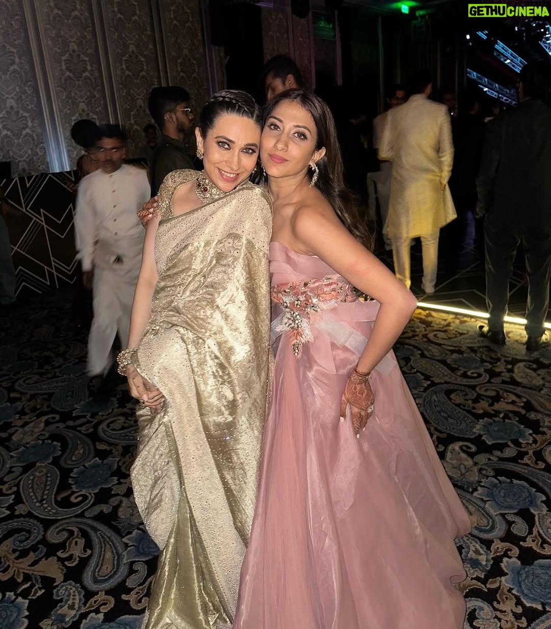 Karisma Kapoor - 408.3K Likes - Dizzy in Love โฆ เคถเคพเคฆเฅ โค๏ธโจ
Wearing - @taruntahiliani
Necklace - @sunita_shekhawat_jaipur
Handstacks and earrings - @khuranajewelleryhouse
Styled by - @stylebyami