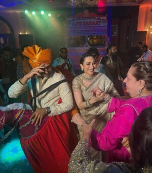Karisma Kapoor Instagram - Dizzy in Love … शादी ❤️✨

Wearing - @taruntahiliani
Necklace - @sunita_shekhawat_jaipur
Handstacks and earrings - @khuranajewelleryhouse 
Styled by - @stylebyami