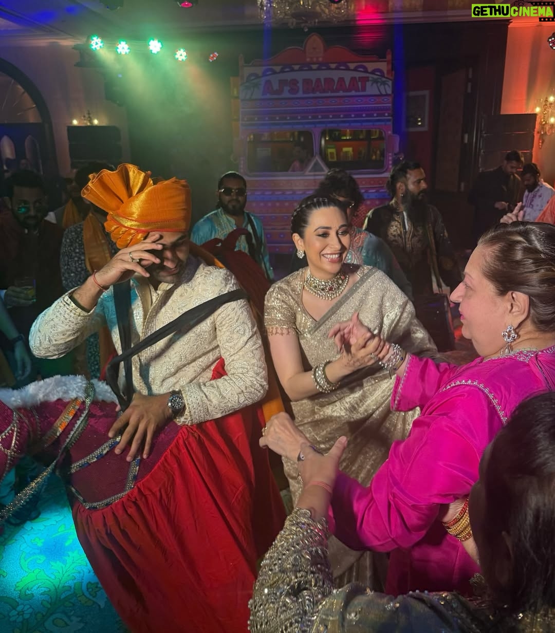 Karisma Kapoor - 408.3K Likes - Dizzy in Love โฆ เคถเคพเคฆเฅ โค๏ธโจ
Wearing - @taruntahiliani
Necklace - @sunita_shekhawat_jaipur
Handstacks and earrings - @khuranajewelleryhouse
Styled by - @stylebyami
