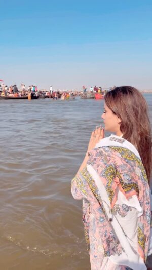 Kashish Singh Instagram - Yeh toh Bantaa hai 📿 har har gange 🕉️🙏🏻🕉️

 #mahakumbh2025 #mahakumbh #mahakumbh2025prayagraj #harhargange #harharmahadev #bellavitakashish #blessedbeyondmeasure #harekrishna #blessedbeyoudyourimagination #maadurga #krishnaconsciousness #thanksgodforeverything #maadurgamyheartbeat💓 🧿🧿