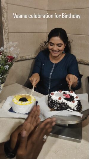 Kashmira Kulkarni Instagram - Birthday celebration in Vaama style🥋🥊 😜

Thank you so much to show me your love and care ..
It really means a lot to me 

Coming soon @vaamathemovie 

Stay tuned for more details 

#kashmirakulkarniofficial #kashmirakulkarni #kashhmiragkulkarrni #birthday #celebration #friends #vaamamarathimovie #vaamamovie