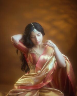 Kashmira Pardesi Instagram - ख्वाहिश🪷

Shot by : @shaktismaran 
Makeuphair by : @makeuphairbyrahul 
Styled by : @cosmo_bydivya 
Saree : @panghat_sarees 
Jewellery: @minerali_store