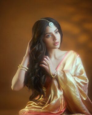 Kashmira Pardesi Instagram - ख्वाहिश🪷

Shot by : @shaktismaran 
Makeuphair by : @makeuphairbyrahul 
Styled by : @cosmo_bydivya 
Saree : @panghat_sarees 
Jewellery: @minerali_store