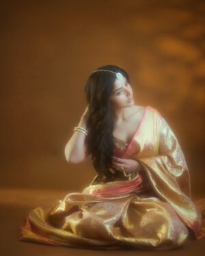 Kashmira Pardesi Instagram - ख्वाहिश🪷

Shot by : @shaktismaran 
Makeuphair by : @makeuphairbyrahul 
Styled by : @cosmo_bydivya 
Saree : @panghat_sarees 
Jewellery: @minerali_store