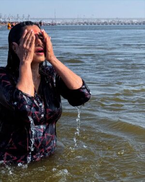 Kasthuri Shankar Instagram - Har Har Mahadev !  Jai Gange !  It is truly a life defining experience.  Blessed. 

#maghpurnima #mahakumbhmela2025