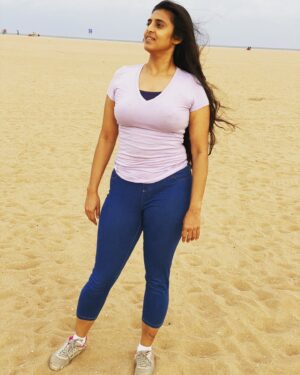 Kasthuri Shankar Instagram - This was many years ago .... can you guess how many?

how much have i changed? Tell me in the comments.

I will upload the year these pics were taken in tomorrow's story.

#fridayflashback #flashbackfriday #lifeisabeach #wheniwasthinner😩 #sandsoftime #thenandnow #kasthurishankar #fitnessgoals