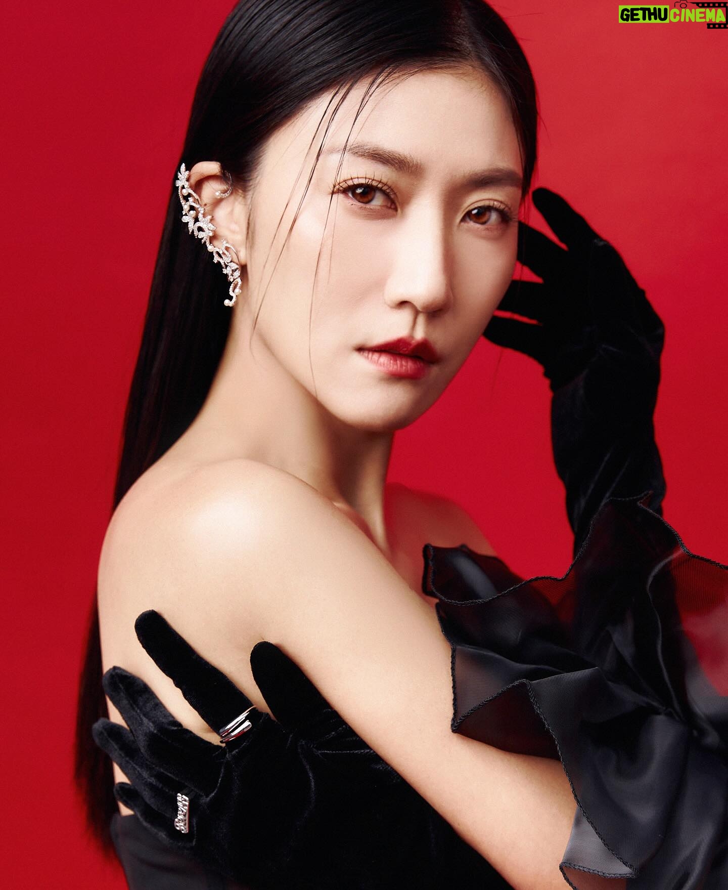 Kate Pang - 770 Likes - 因为有很信任的团队,所以才能很放心的把自己交给他们。
Styling: @keithpngtl
Hair & makeup: @benjioo
Photography: @hansgoh
Outfit: @urbanrevivo.sg @urbanrevivo
Accessories: @apmmonaco
#keithpng #benjioo #hansgoh