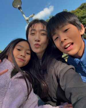Kate Pang Instagram - 🐍年第一天，跟孩子出來曬曬太陽，吸收大年初一的好能量～㊗️蛇麼好事都降臨，蛇麼壞事都撤離，蛇年行大運～

#新年快樂 #snakeyear