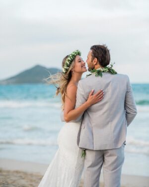Katrina Bowden Instagram - 11.08.24💍💛🌺

📸 @john_hook
