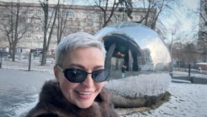 Katya Lel Instagram - С Юбилеем нашего легендарного артиста, Юрия Михайловича Антонова! @yuryantonov_official 🌟💐🫶Живите долго- долго, в здравии, радости и благости!
Спасибо что Вы есть у нас, спасибо за самые красивые и добрые песни! Люблю и благодарю!😇
#катялель #юрийантонов #сюбилеем