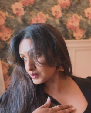 Kavitha Nair Instagram - First saree-ing of 2025 🖤