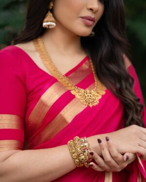 Kavya Shetty Instagram - 💕✨ 🎵

Click @_karthikjram 
Jewellery @navrathan1954 
Saree @pure_mysore_silk Blouse @maya_designer_studio_ 
Hair & MakeUp @makeoversbyroopa @makeup_by_shwethanjali 
#kavyashetty #bangalore