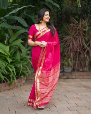 Kavya Shetty Instagram - 💕✨ 🎵

Click @_karthikjram 
Jewellery @navrathan1954 
Saree @pure_mysore_silk Blouse @maya_designer_studio_ 
Hair & MakeUp @makeoversbyroopa @makeup_by_shwethanjali 
#kavyashetty #bangalore