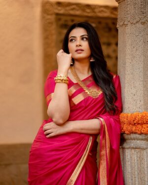 Kavya Shetty Instagram - 💕✨ 🎵

Click @_karthikjram 
Jewellery @navrathan1954 
Saree @pure_mysore_silk Blouse @maya_designer_studio_ 
Hair & MakeUp @makeoversbyroopa @makeup_by_shwethanjali 
#kavyashetty #bangalore