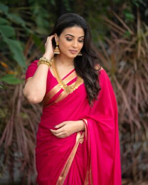 Kavya Shetty Instagram - 💕✨ 🎵

Click @_karthikjram 
Jewellery @navrathan1954 
Saree @pure_mysore_silk Blouse @maya_designer_studio_ 
Hair & MakeUp @makeoversbyroopa @makeup_by_shwethanjali 
#kavyashetty #bangalore