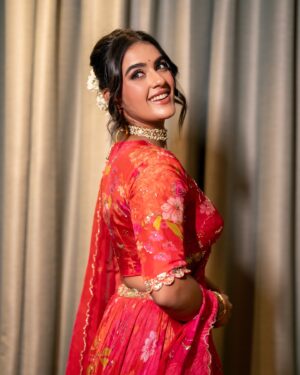 Kavya Thapar Instagram - दीदार की तलब के तरीक़ों से बे-ख़बर
दीदार की तलब है तो पहले निगाह माँग 🌺

HMU : @sakbagasramua 
Wearing : @issadesingerstudio
Jewellery : @petalsbyswathi & @akshayjewels 
Styled by : @stylebyannapurna 
Shot by : @v_capturesphotography