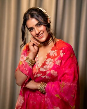 Kavya Thapar Instagram - दीदार की तलब के तरीक़ों से बे-ख़बर
दीदार की तलब है तो पहले निगाह माँग 🌺

HMU : @sakbagasramua 
Wearing : @issadesingerstudio
Jewellery : @petalsbyswathi & @akshayjewels 
Styled by : @stylebyannapurna 
Shot by : @v_capturesphotography