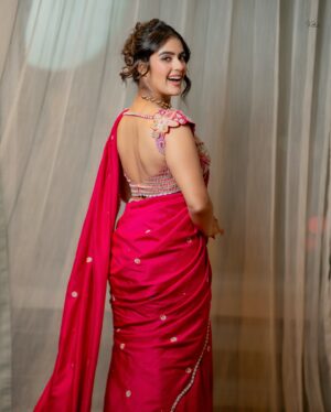 Kavya Thapar Instagram - 🌹

HMU : @sakbagasramua 
Wearing : @anupellakuruofficial
Jewellery : @petalsbyswathi
Styled by : @stylebyannapurna 
Shot by : @they_call_me_keshu